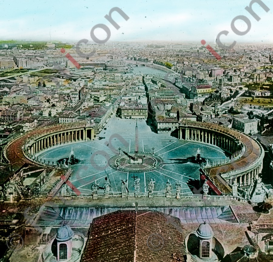 Blick über den Petersplatz auf Rom | View over St. Peter&#039;s Square to Rome - Foto foticon-simon-033-004.jpg | foticon.de - Bilddatenbank für Motive aus Geschichte und Kultur